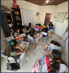 Estudiantes trabajando durante una clase en el instituto.